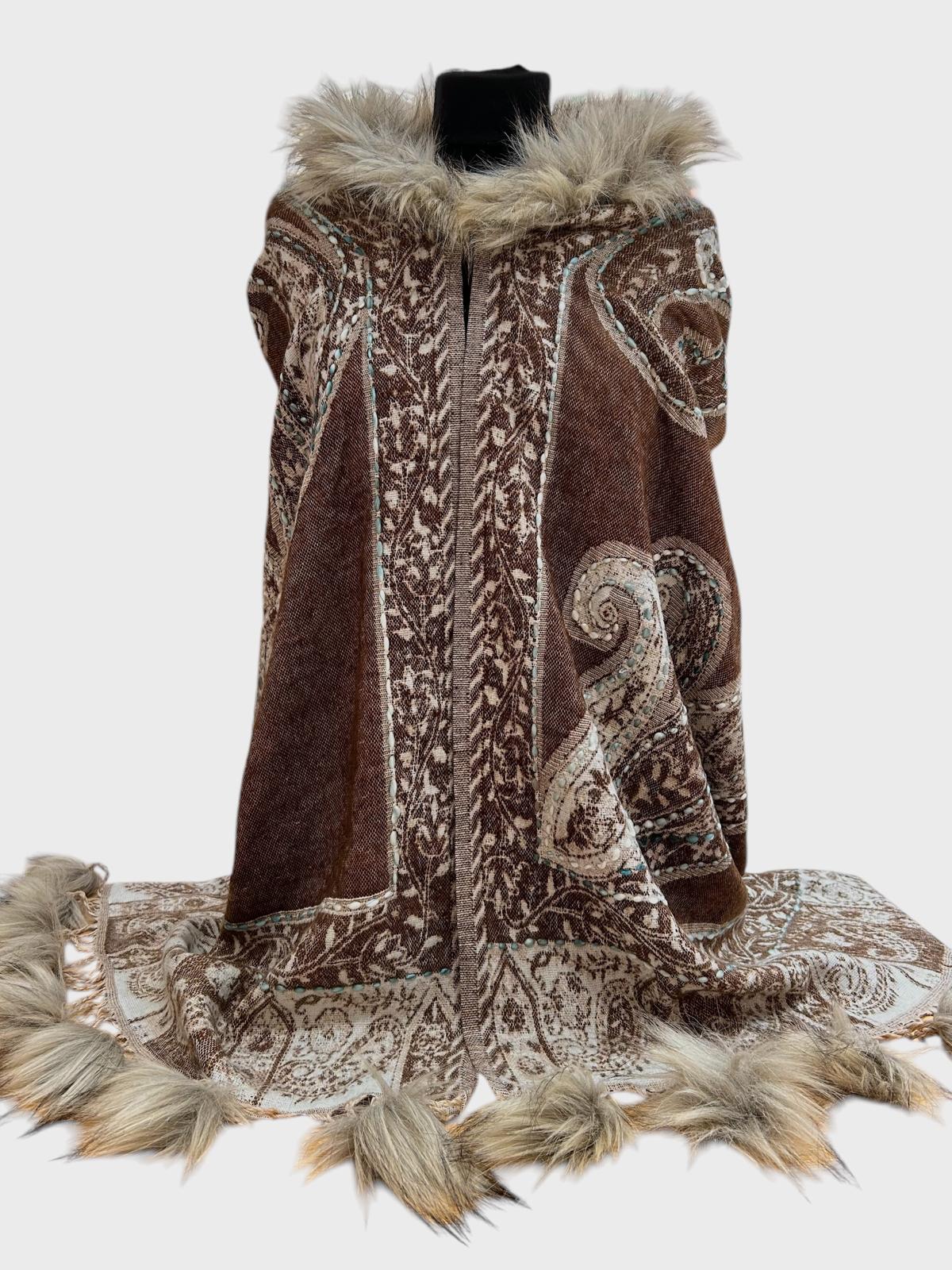 Fur-Trimmed Wool with Pom-pom 2041